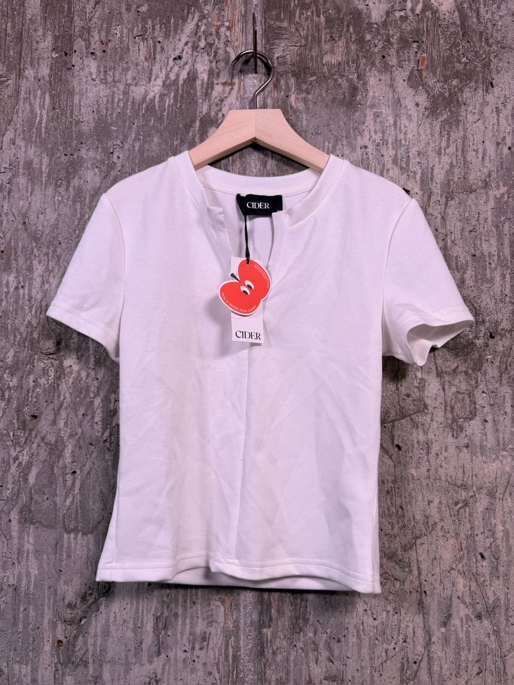 CIDER Women's V-Neck Short Sleeves Tee Size M in White